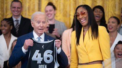 Kamala Harris - Candace Parker - Biden wrongfully calls WNBA champion a coach during White House visit - foxnews.com - New York - state New York - area District Of Columbia - county Gray