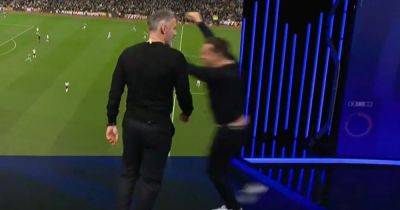 Gary Neville - Jamie Carragher - Rasmus Hojlund - Gary Neville shows true Man United colours in hilarious footage as Jamie Carragher watches on - manchestereveningnews.co.uk